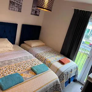 Lovely Twin With Ensuite Bathroom 15 Mins From Airport Dublin