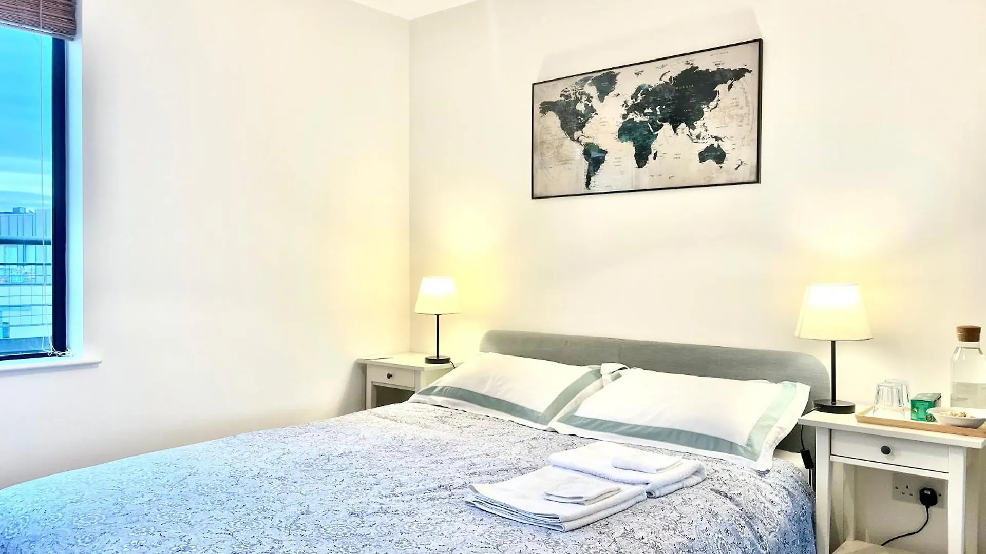 Homestay Exclusive King-Size Bed Comfort With Serene Garden View Dublin