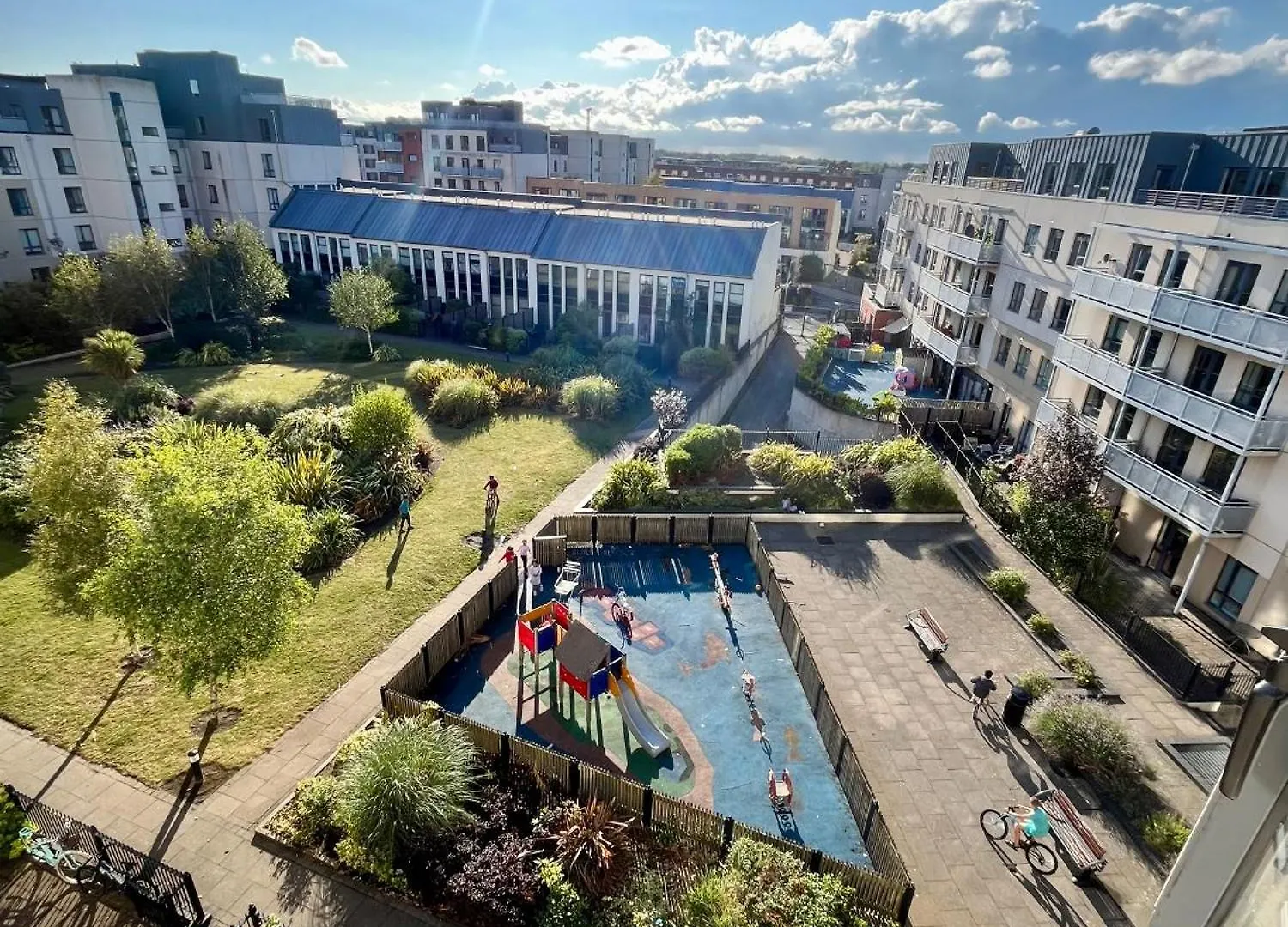 Exclusive King-Size Bed Comfort With Serene Garden View Dublin Homestay