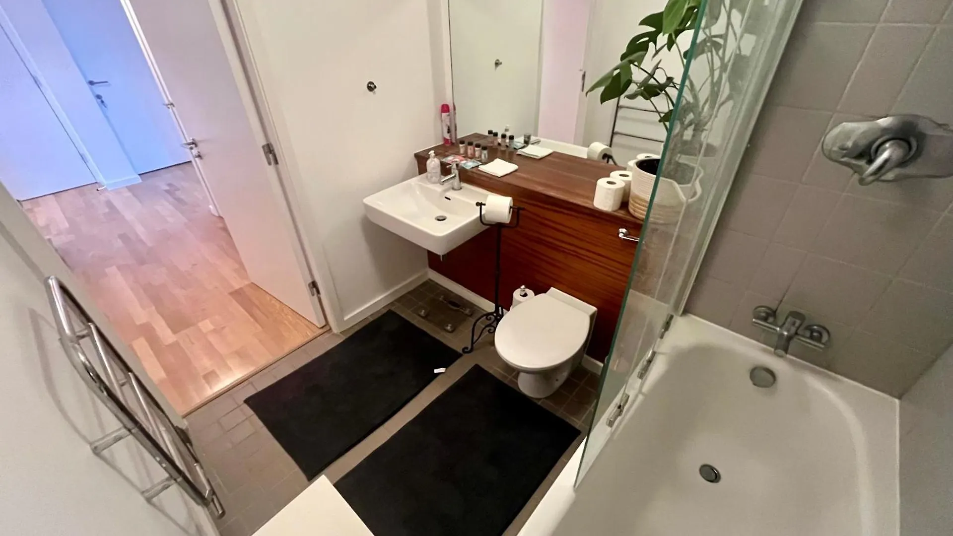 Homestay Exclusive King-Size Bed Comfort With Serene Garden View Dublin